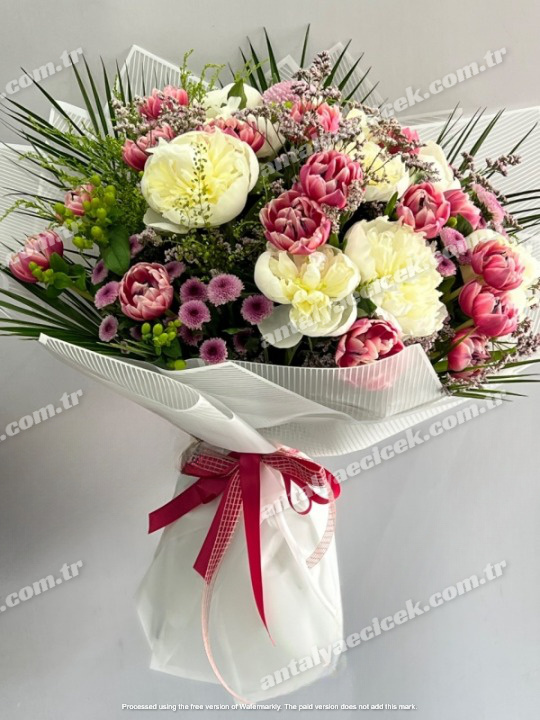 Lüks Beyaz Şakayık & Lale Buketi